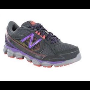 New balance tennis shoes